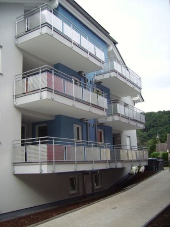 Mehrfamilienhaus mit Balkongeländer aus Stahl und Füllung aus Aluminiumblechen. (2)